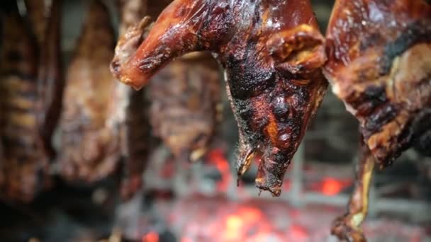 Kepala Dan Kaki Babi Yang Dipanggang Dimasak Atas Panggangan Restoran — Stok Video