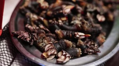 midye gibi lezzetli deniz lezzetleriyle dolu bir tepsi