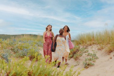 Sahilde bir yaz gününün tadını çıkaran üç genç bayandan oluşan çok ırklı bir grup. Arkadaşlarımla seyahat ediyorum..