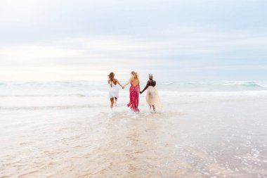 Çok ırklı arkadaş grubu bir yaz günü sahil boyunca birlikte koşarlar.