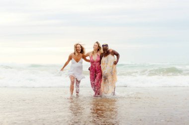 Üç arkadaş grubundan oluşan çok ırklı bir grup deniz suyunda serinliyor ve sahilde bir yaz gününün tadını çıkarıyor. Arkadaşlık, birlik ve çeşitlilik