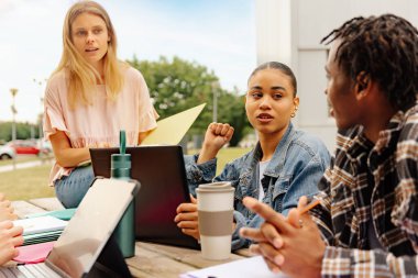 Latin kızların akademik bir proje üzerinde tartışıp birlikte çalışmalarına odaklanan çok ırklı bir grup öğrenci.