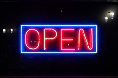 Açık kelimeli parlak neon ışık işareti. Seni bir işe girmeye çağıran parlak bir işaret.