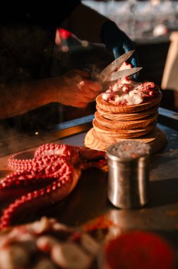 Ahtapot ahtapotun dokunaçlarını dilimleyip ahtapot galaksisinin bir parçasını hazırlayan tanınmamış bir şef. İspanya 'nın kuzeyinden geleneksel yiyecekler.