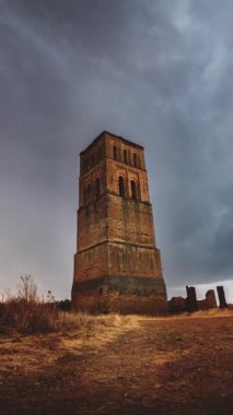 Terk edilmiş köyün eski kulesi. Valladolid, Castilla y Len, İspanya. Fırtına altında kule yıkıntıları.