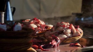 Ahtapot tapalarını ahtapot stili pişirmek için dumanlı ahtapot dilimleri.