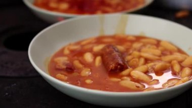 Asturian fabada 'sını (sucuklu fasulye, kara puding ve domuz pastırması) bir restoranın mutfağında balıkçıl ile dolduran tanınmamış bir aşçı..
