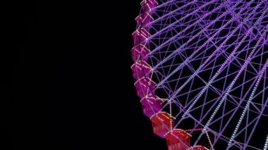 Parlak ışıklı dönme dolap yavaş yavaş siyah arka plana doğru dönüyor.