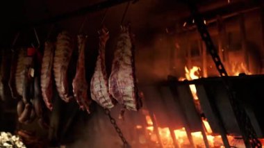 Birkaç domuz pirzolası restoranda ahşap ızgarada yavaşça pişiyor.