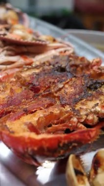 Lokanta mutfağında ızgara ıstakoz ve karides tabağı hazırlanıyor.