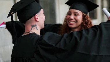 Diplomalarını aldıktan sonra kampüste birbirlerine sarılıyorlar.