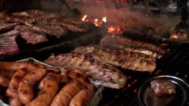 Restoranın mutfağında ızgarada leziz pirzola ve sosisler pişireceğim.