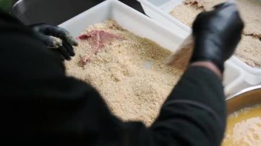 Meşgul bir restoran mutfağında, profesyonel aşçı, escalopes ve kakaopo, geleneksel İspanyol yemekleri...