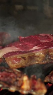 Lokanta mutfağında ızgarada nefis pirzola ızgarası, yükselen duman.