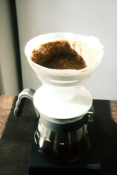 Czarna Kawa Świeżo Przelewana Przez Kroplówkę Błyszczącego Szklanego Karafki — Zdjęcie stockowe