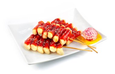 Kızarmış Tteokbokki ve Sos Pirinçli Kek. Kore yemeği tarzı.