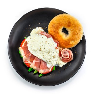 Burrata peynirli bagel Smoke Jambon İtalyan geleneksel brunch stili üst görünüm