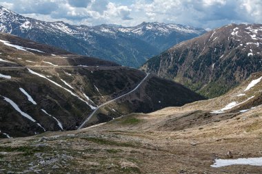 İtalya 'da mavi gökyüzü olan dağ manzarası