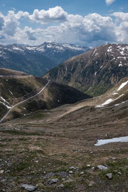 İtalya 'da mavi gökyüzü olan dağ manzarası