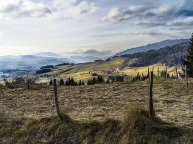 Mavi gökyüzü olan dağ manzarası