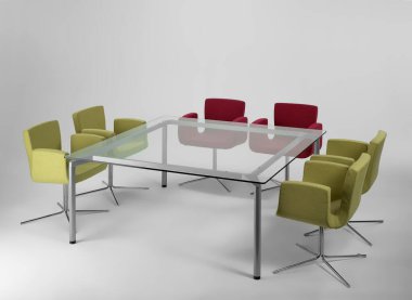 Tarafsız bir arkaplanda, koltuklu cam masa.