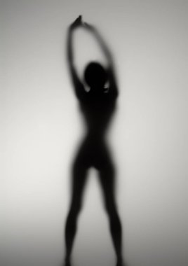 Opaline camının arkasında bir kızın silueti.