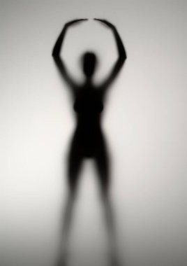 Opaline camının arkasında bir kızın silueti.