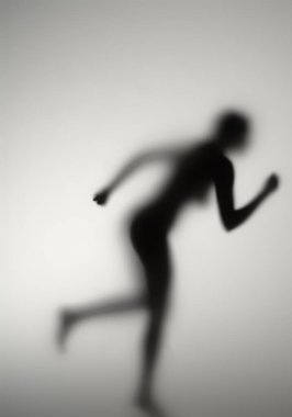 Opaline camının arkasında bir kızın silueti.