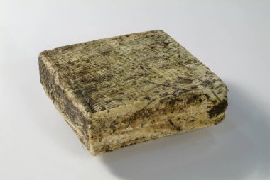 beyaz zemin üzerine peynir tekerlek