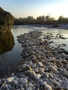 Kuru Piave nehir yatağının manzarası, İtalya