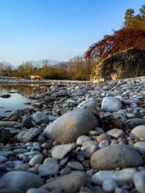 Kuru Piave nehir yatağının manzarası, İtalya