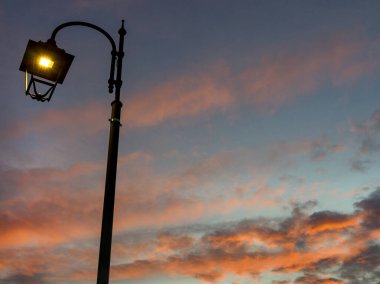 Günbatımı renkleriyle gökyüzünde sokak lambası