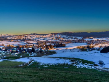 Gün batımında dağ manzarası, karla kaplı, Asiago, İtalya