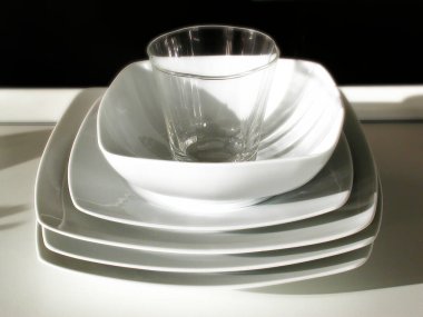 Beyaz seramik tabakları ve camları kapatın.