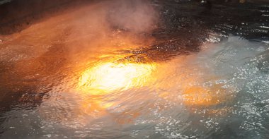 Erimiş camları soğutmak için su deposunu kapatın.