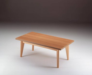 Tarafsız bir arkaplanda, ahşap bir masa hayatı