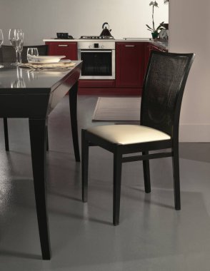 Yemek masasındaki sandalyeyi kapat.