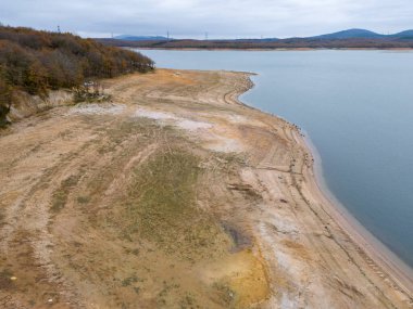 Kurumuş Lakeside Bölgesi 'nin havadan görünüşü. Bir göl kıyısının yüksek açılı çekimi kuraklık tarafından çarpıcı bir şekilde değiştirildi. OMERLİ DAM GÖLÜ 