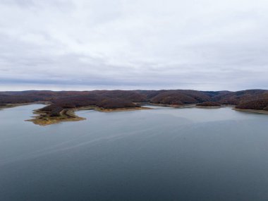 Sonbahar kıyı şeridi olan sakin bir göl manzarası. Yüksek açılı, sakin bir göl, sakin bir sonbahar manzarası..
