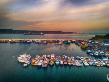 Günbatımında Beykoz İstanbul Manzarası limanı, sakin sulara demir atmış tekneler. Gün batımında sakin bir liman sahnesi. POYRAZKOY Türkiye 