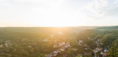Beykoz Panoramik Dağ Köyü Gündoğumu Manzarası. Yüksek açılı, gün doğumunda vadide yuva yapmış güzel bir köyün havadan çekilmiş görüntüsü. Poyrazkoy İstanbul Türk Hava Görüntülü İnsansız Hava Aracı 