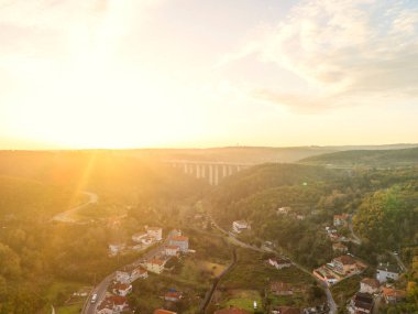 Sunrise Over a Picturesque Valley 'deki bir otoyol köprüsünün çarpıcı görüntüsü. Nefes kesici bir hava görüntüsü, gün doğumunda vadiden geçen bir otoyol köprüsünü yakalar. Beykoz Poyrazkoy İstanbul Türkiye