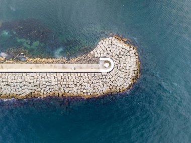 Okyanustaki Eğri Dalgalı Su Yapısı 'nın Hava Görüntüsü. Yüksek açı, okyanusa doğru uzanan kavisli bir dalganın tam görüntüsü. Beykoz Poyrazkoy İstanbul İHA 'sı vuruldu. 