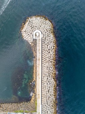 Geometrik Tasarımlı İstanbul Kıyı Dalgakıranı Hava Görüntüsü. Yüksek açı, turkuaz okyanusa uzanan beton bir dalgakıranın kuş bakışı görüntüsü. Beykoz Poyrazkoy Türk İHA 'sı iyi ateş etti