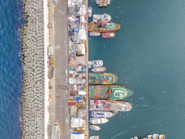 İstanbul Türkiye Dalgalı bir limanın hava perspektifi, önemli bir dalgakıranın yanında demirlemiş çeşitli tekneler sergileniyor. Dalgalı Beykoz Poyrazkoy ile dolu bir limanın Yüksek Açı Manzarası 
