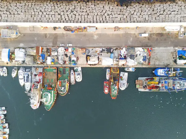 Çeşitli gemilerle dolu bir limanın havadan görüntüsü. Yüksek açılı, hareketli bir limanın tam görüntüsü. Gümrük izni ve deniz ticaret şirketleri reklamı için arka plan fotoğrafı.