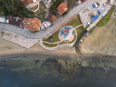 Oyun alanı ve plajlı Sahil Gezinti Alanı 'nın havadan görünüşü. Yüksek açılı, tam bir sahil gezintisi, oyun alanı, kumlu bir plaj ve bir su kütlesi. Beykoz Poyrazkoy İstanbul 