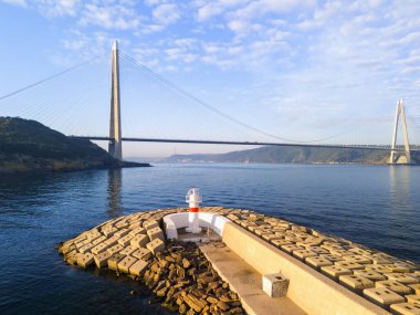 YAVUZ SULTAN SELIM BRIDGE BEYKOZ POYRAZKOY TURKEY.Sakin bir körfez üzerinde zarif bir şekilde uzanan modern kablo destekli köprünün nefes kesici bir görüntüsü.. 