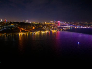 Fatih Sultan Mehmet Köprüsü İstanbul Boğazı Köprüsü Gece: Göz kamaştırıcı bir hava manzarası. İstanbul, Türkiye 'deki Boğaz Köprüsü' nün gece havadan çekilmiş bir görüntüsü. Boğaz Rumeli Hisar 