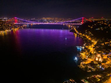 FSM (Fatih Sultan Mehmet Köprüsü) ve Anadolu Hisari Kalesi (Anadolu Hisari) İstanbul 'un Gece Boğazı Köprüsü, canlı renklerle aydınlatıldı. İstanbul 'daki Boğaz Köprüsü' nün havadan görünüşü 